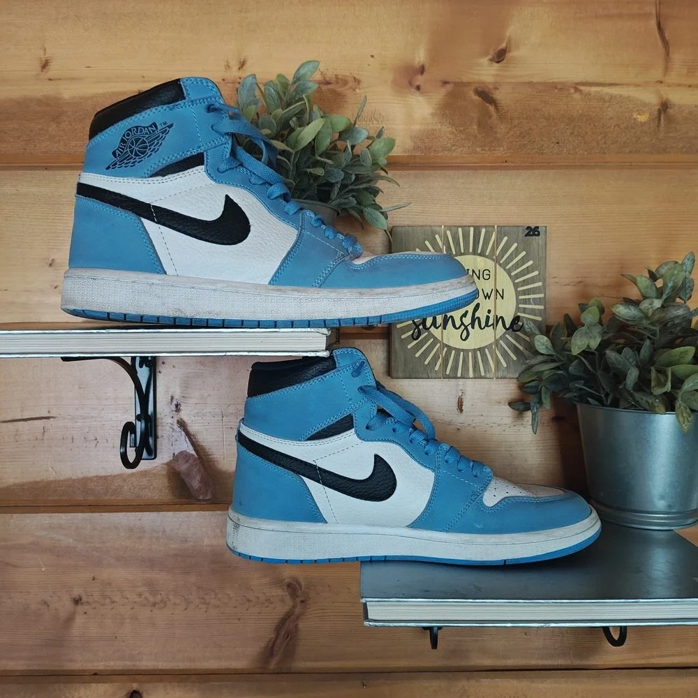 Jordan 1 Retro High OG University NC Light Blue Size‎ 8.5 PREOWNED 555088-134